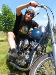 Brösel sitzt auf Motorrad